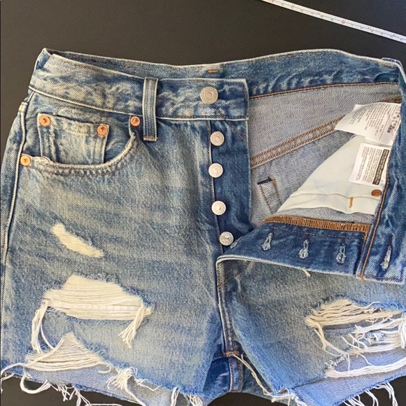 Distressed Levi 501 denim shorts - Picture 3 of 3